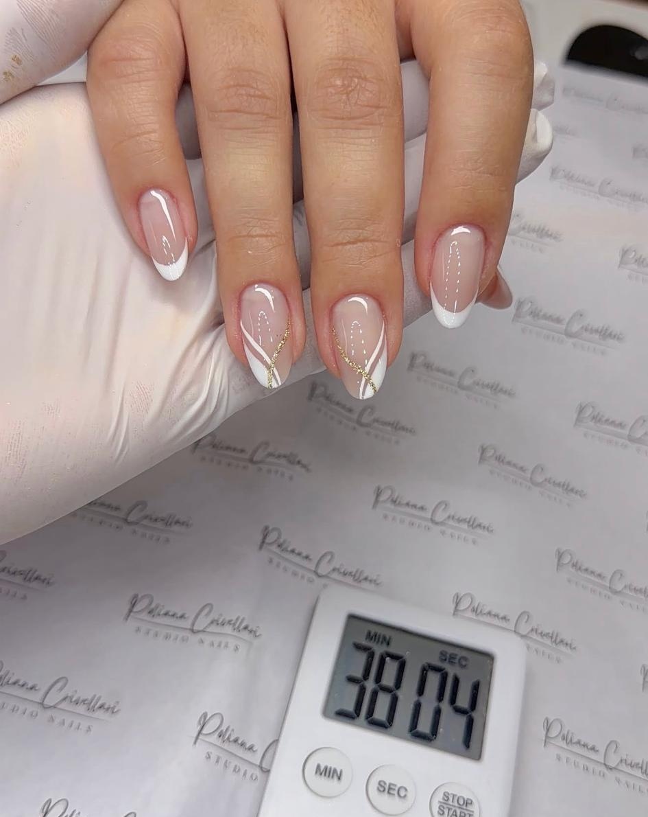 Materiais de nail design organizados sobre a mesa de trabalho